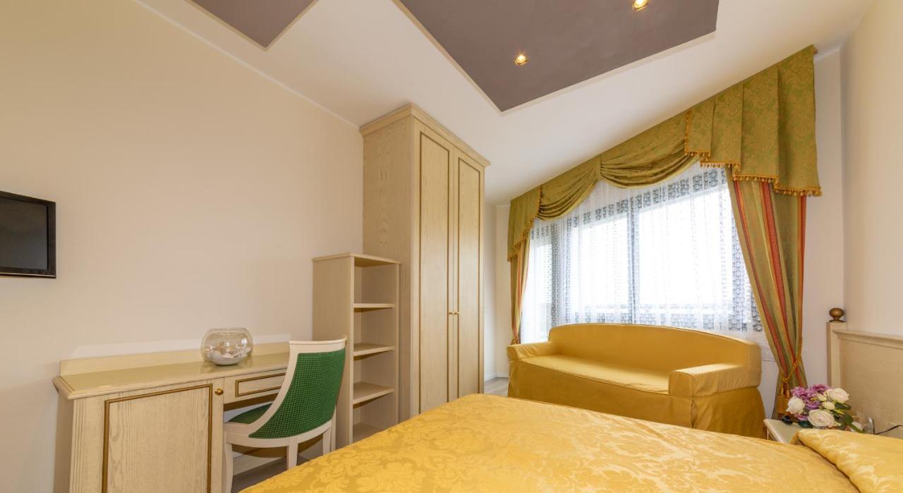 Hotel Carlton Lido di Jesolo Buitenkant foto
