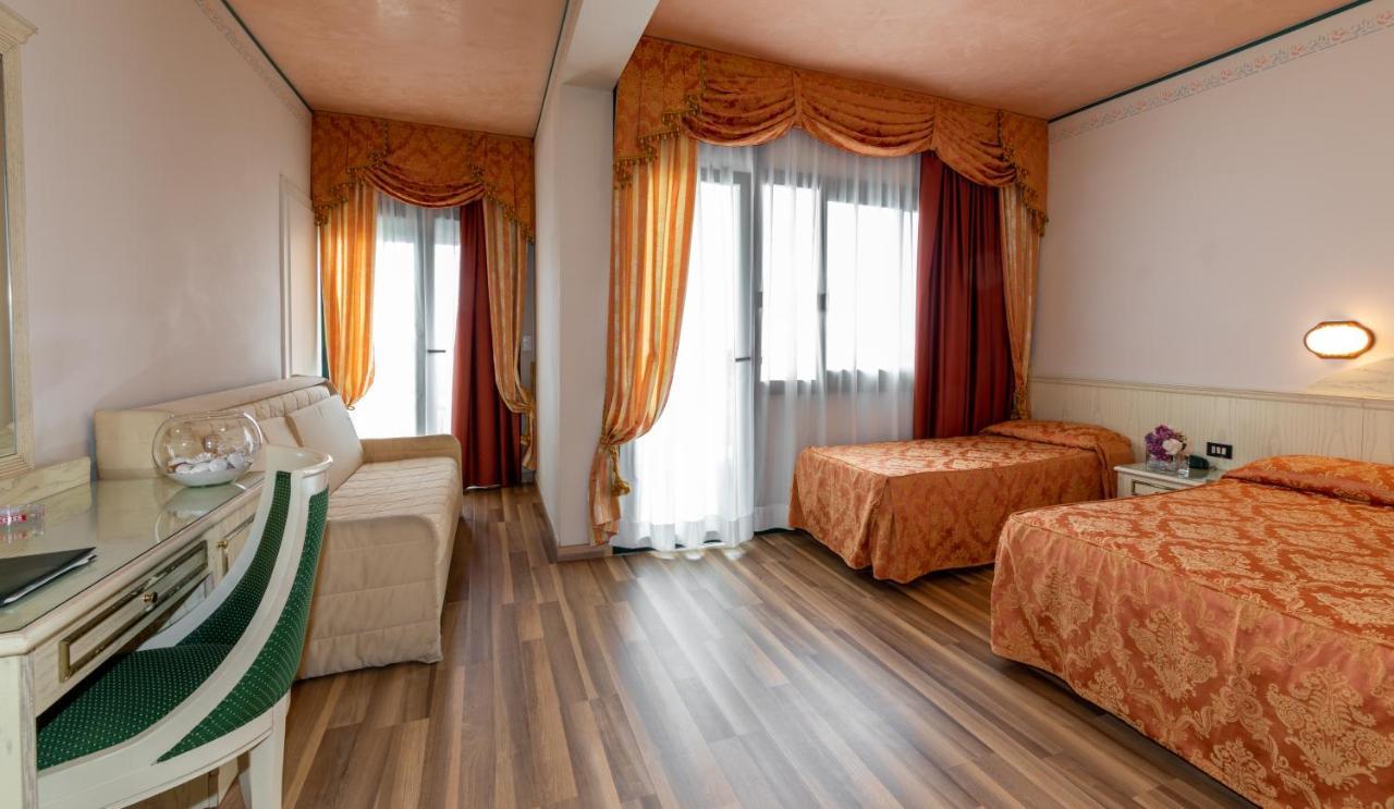 Hotel Carlton Lido di Jesolo Buitenkant foto