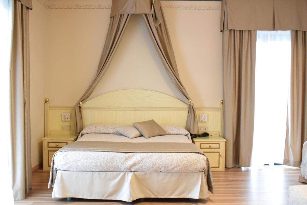 Hotel Carlton Lido di Jesolo Buitenkant foto
