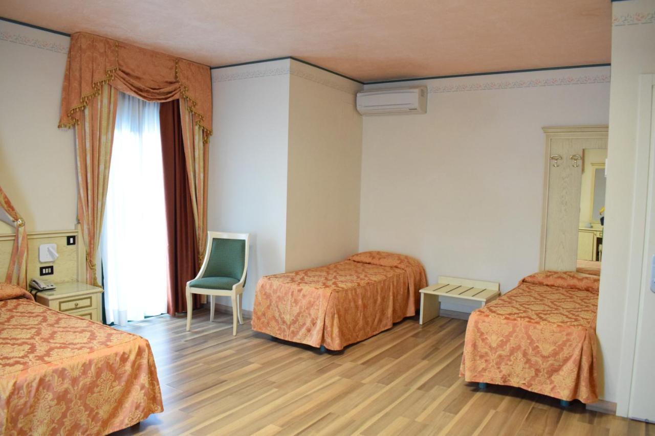 Hotel Carlton Lido di Jesolo Buitenkant foto